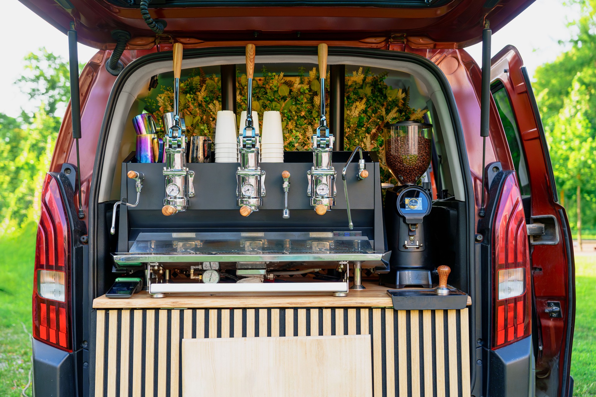 Coffee shop management: Two hospitality entrepreneurs running a small business together